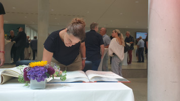 Eintrag ins Goldene Buch der Stadt Gersthofen und des Landkreis Augsburg bei der Einweihung des Paul-Klee-Gymnasium Gersthofen