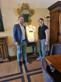 zusammen mit Geschäftsführer Dr. Daniel Hobohm und dem Fuggerstädtertrikot