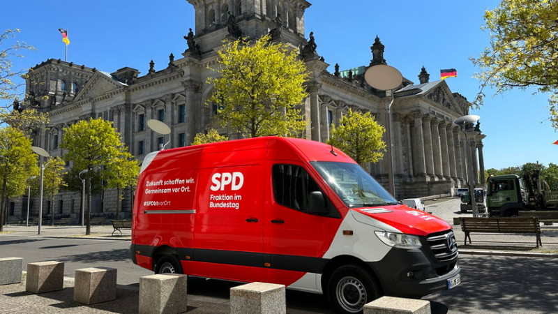 Bus der SPD Dialogtour vor dem Berliner Reichstagsgebäude